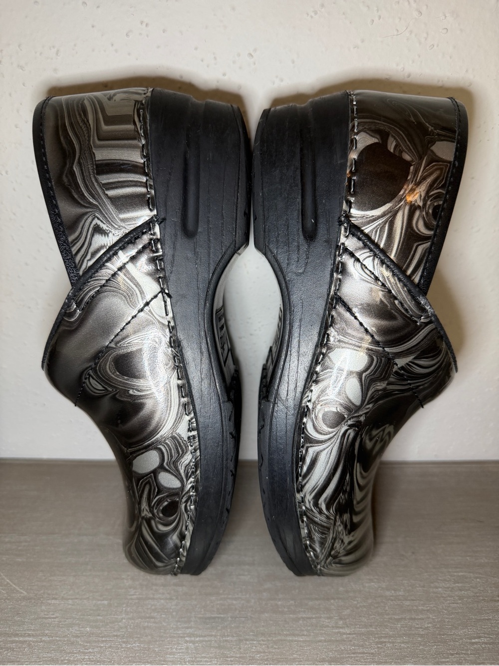 Sanita Original  Black/Silver Grey Abstract Design Patent Clogs Size 37 Very Gd - Picture 6 of 9